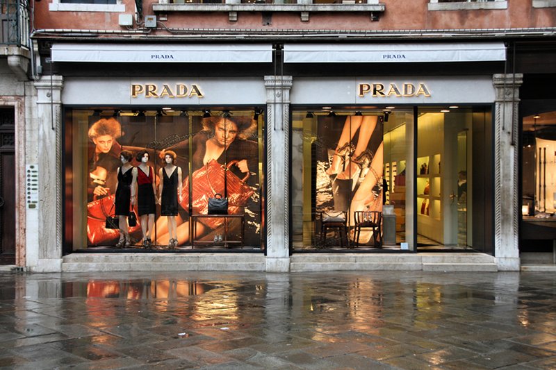 Produkty luksusowych marek można kupować nie tylko w oficjalnych sklepach i outletach, ale także w coraz popularniejszych w Polsce klubach zakupowych.