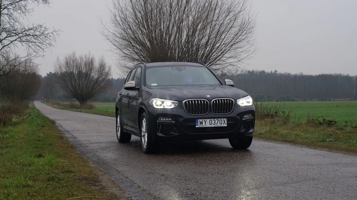 Masywny grill to znak rozpoznawczy wielu aut BMW i tu nie jest inaczej.