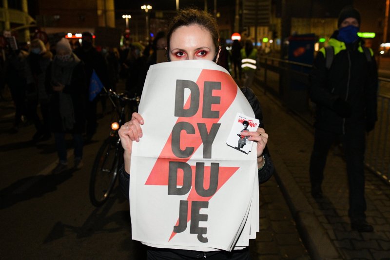 7 grudnia: strajk w Warszawie pod hasłem "blokada w oparach absurdu".