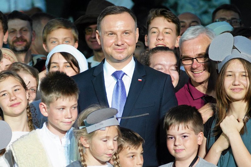 Na stronie prezydenta z wizyty w Wielkopolsce wiele słodkich zdjęć. Ale w internecie grzeje inna fotografia