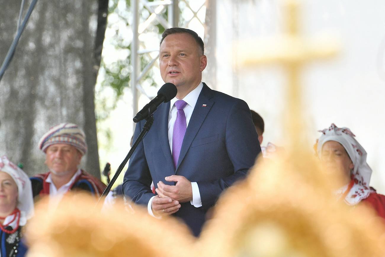 Prezydent Andrzej Duda wziął udział w Dożynkach Gminy Tarnów. Po głowie państwa na imprezie w Zbylitowskiej Górze wystąpi zespół Boys. Prezydent Andrzej Duda wziął udział w Dożynkach Gminy Tarnów w Zbylitowskiej Górze.