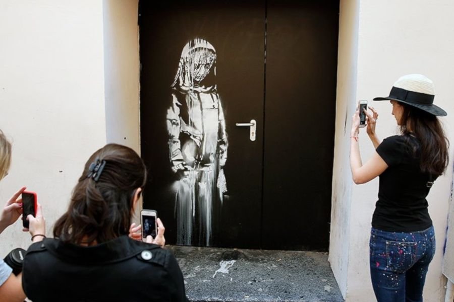 Dzieło Bansky'ego można było podziwiać w Paryżu.