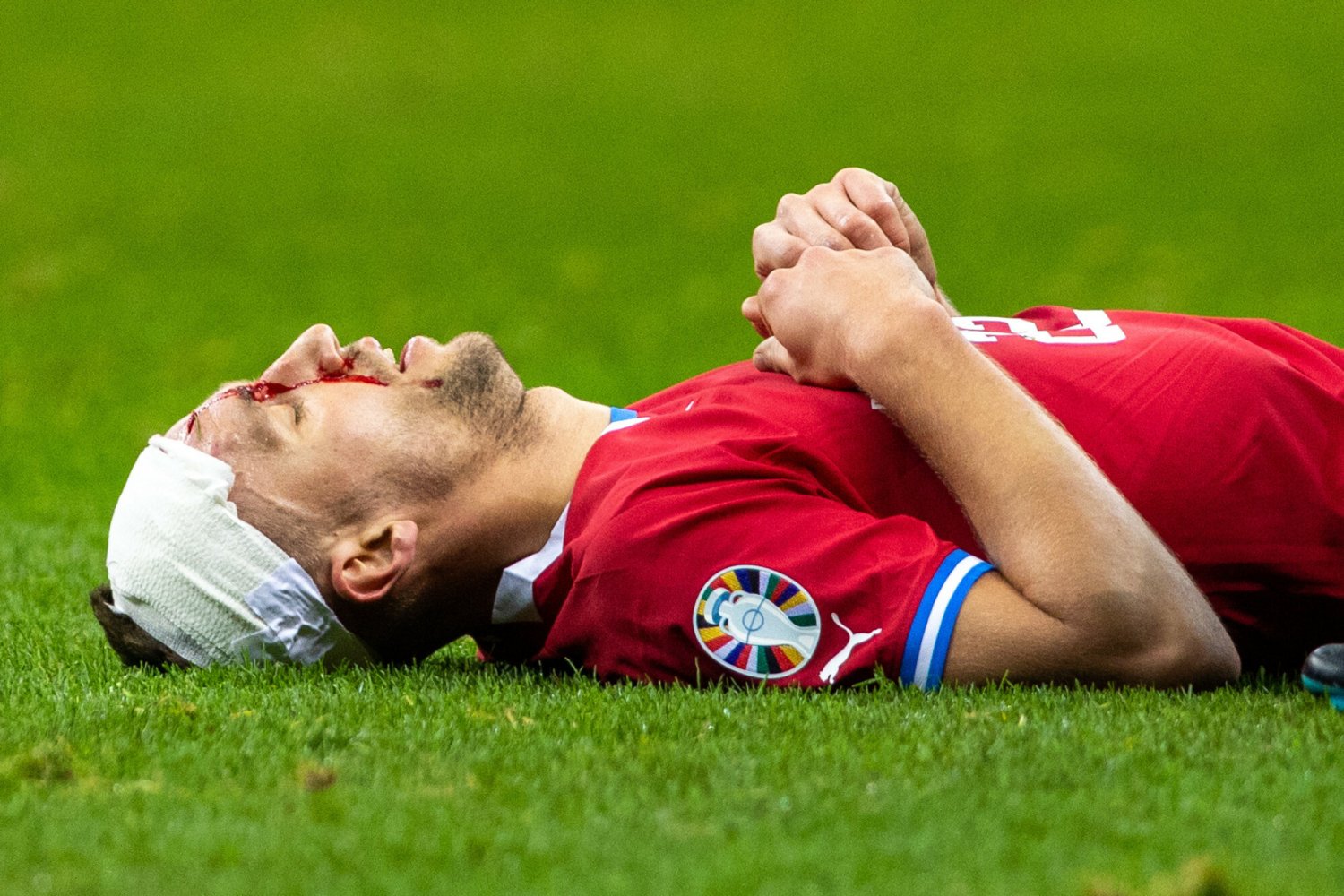 Tomas Soucek mocno ucierpiał w starciu z Janem Bednarkiem.