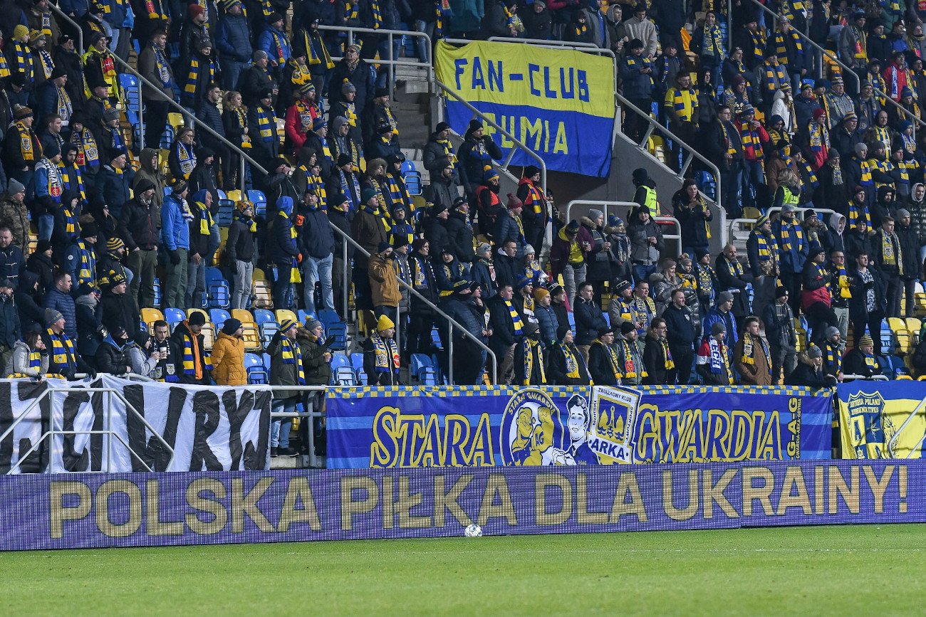 Kluby sportowe w Polsce starają się na swój sposób pomóc obywatelom Ukrainy, którzy musieli uciekać przed wojną.