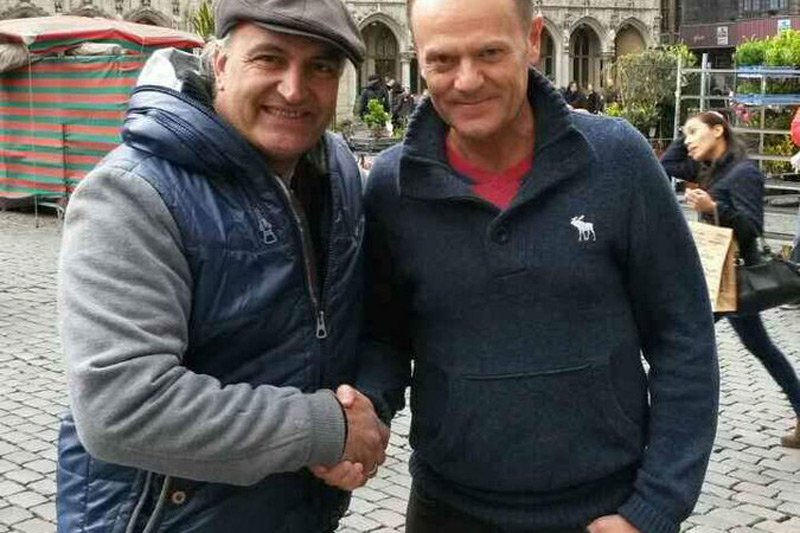 Wojciech Kussowski spotkał szefa RE Donalda Tuska na ulicach Brukseli. Wpływowy polityk samotnie spacerował po mieście, więc internauta bez trudu namówił go na wspólne zdjęcie.