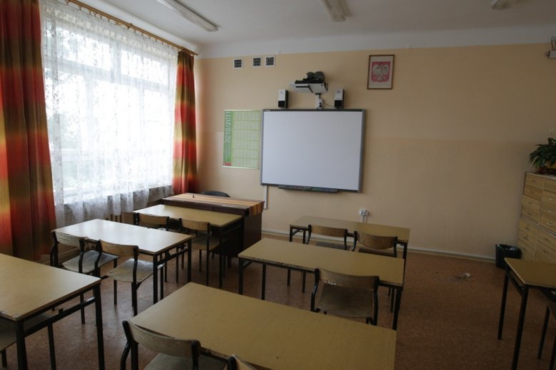 Nauczyciel ze szkoły w Jeleniej Górze uprawiał seks przez internet. Ktoś go nagrał.