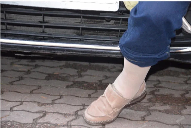 "Poszkodowana" kobieta pozuje na tle prezydenckiego zderzaka.