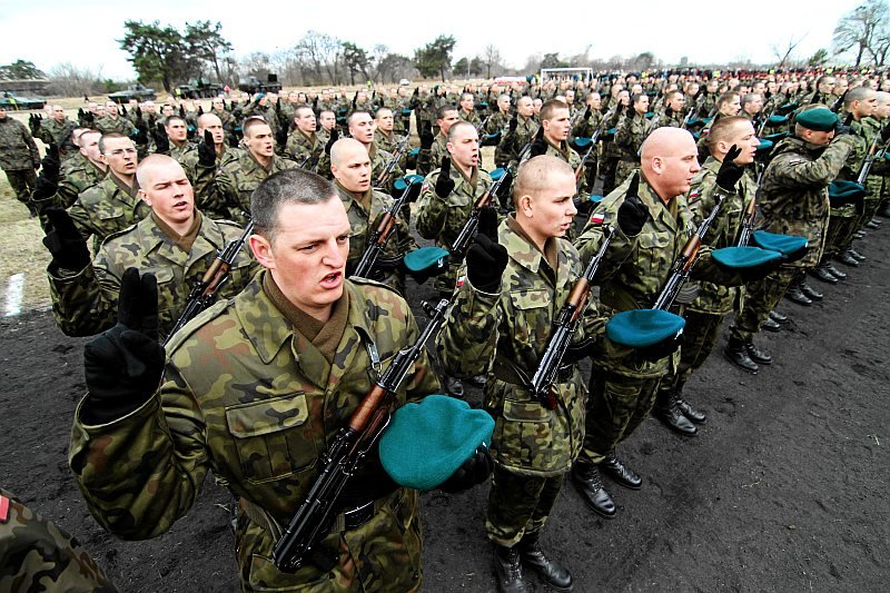 Trzeba w nowoczesny sposób powrócić do przymusowego szkolenia wojskowego? Może wystarczy zachęcić ochotników do Narodowych Sił Rezerwowych, gdzie służbę można łączyć z normalnym życiem w cywilu.