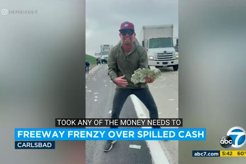 Deszcz pieniędzy na autostradzie w USA.