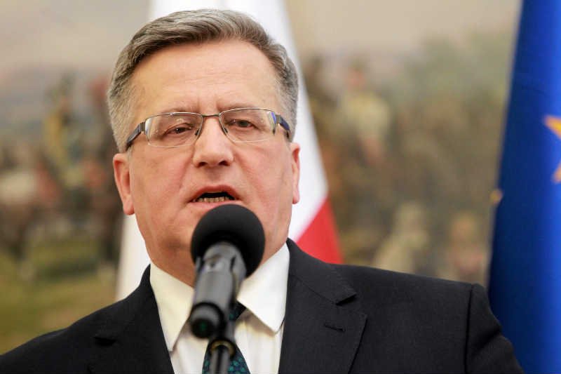 Bronisław Komorowski krytykuje Andrzeja Dudę za słowa o wysyłaniu wojsk na Ukrainę.