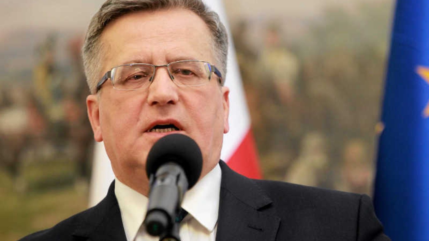 Bronisław Komorowski krytykuje Andrzeja Dudę za słowa o wysyłaniu wojsk na Ukrainę.