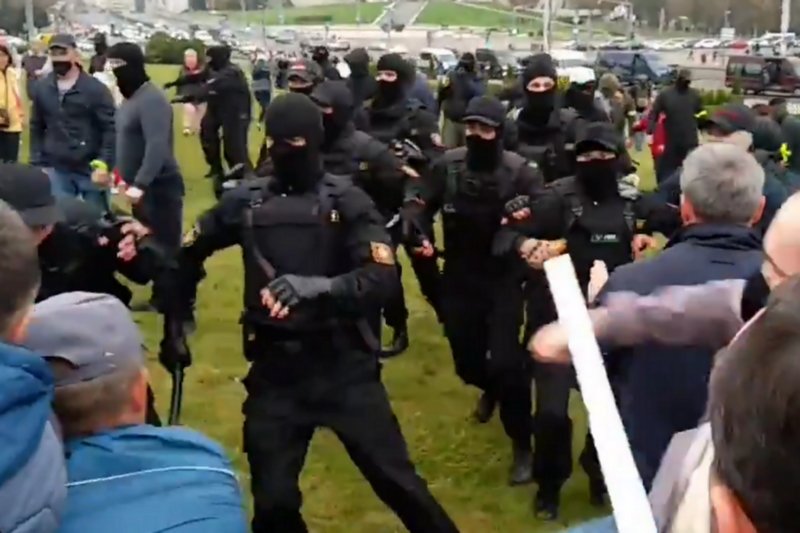 Protesty w Mińsku są coraz brutalniejsze.