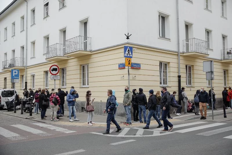 Warszawa, Plac Bankowy. Kolejka do szczepienia przeciw COVID-19.