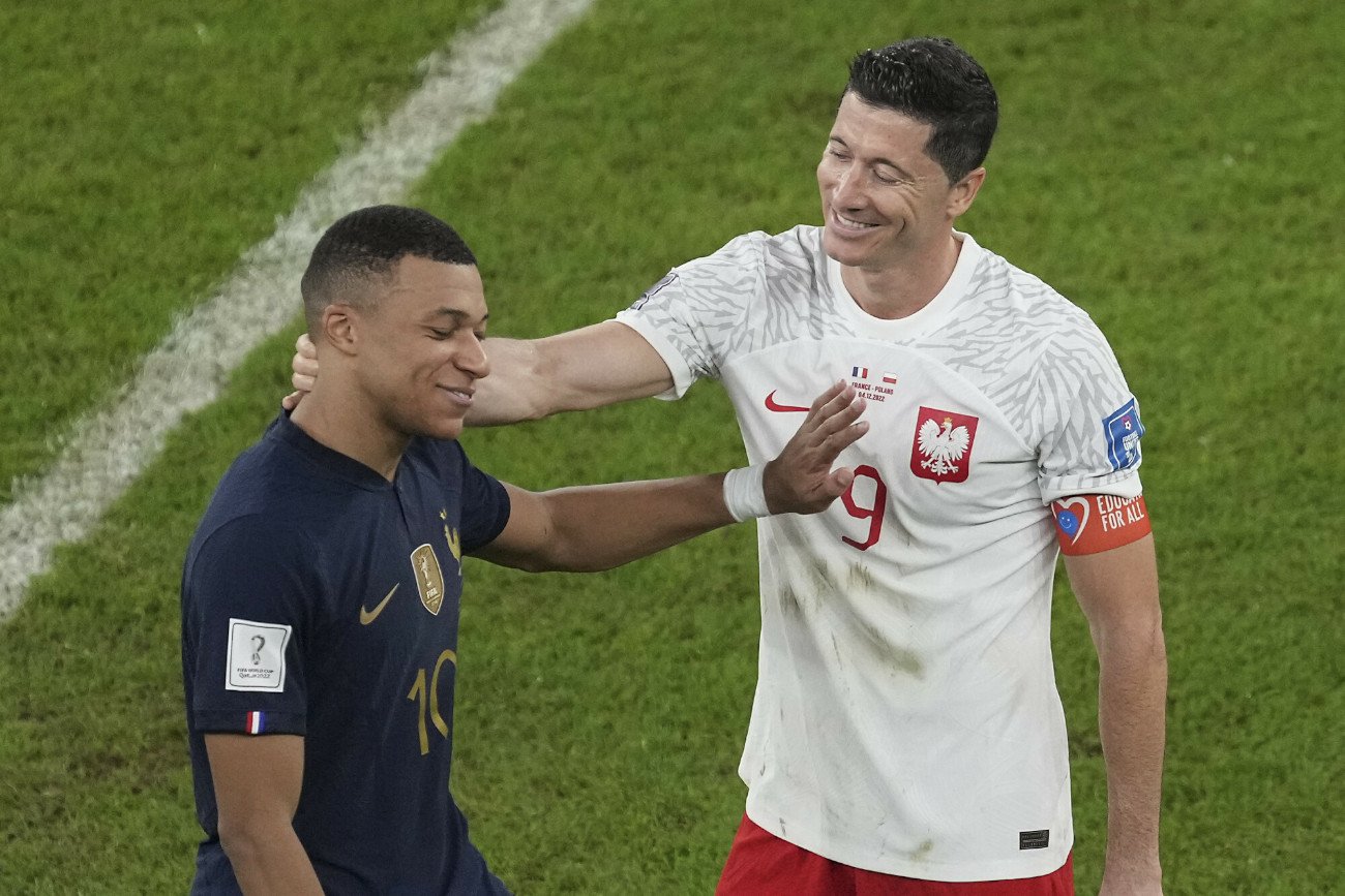 Polska grała z Francją w 1/8 finału mundialu w 2022 r. Francuzi wygrali 3:1. Na zdjęciu Kylian Mbappe i Robert Lewandowski