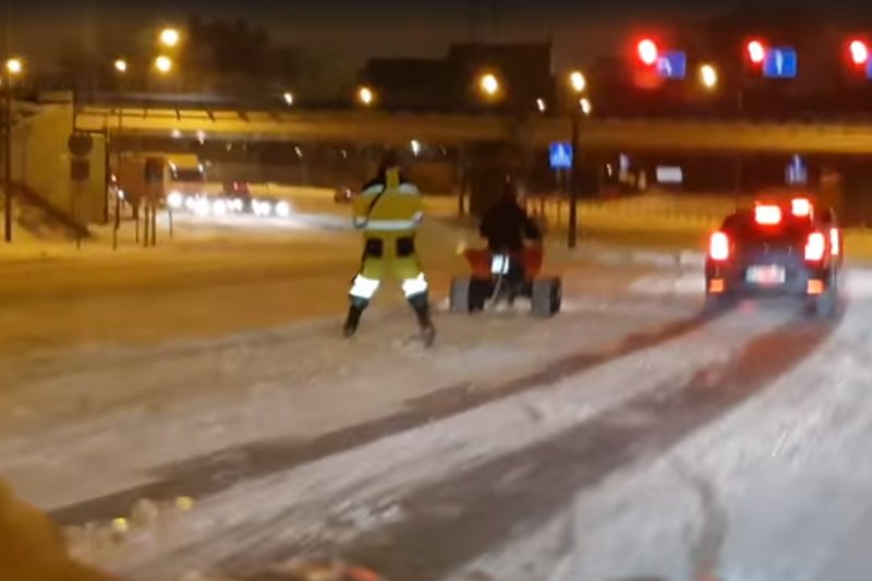 Poznań. Kulig z narciarzem na ulicy Zawady.