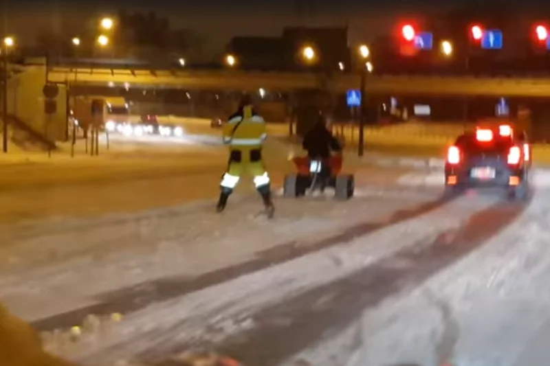 Poznań. Kulig z narciarzem na ulicy Zawady.