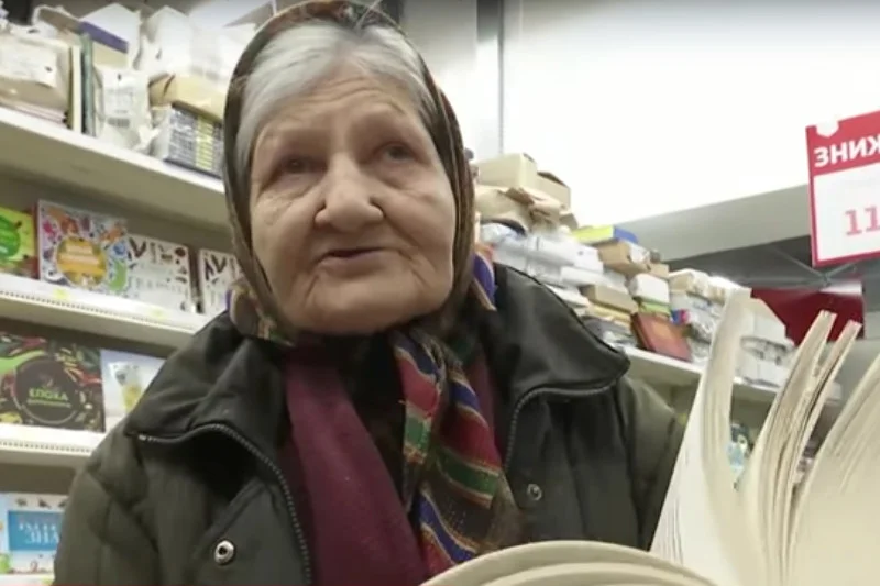 Pani Anastazja od 15 lat przychodzi do supermarketu czytać książki.