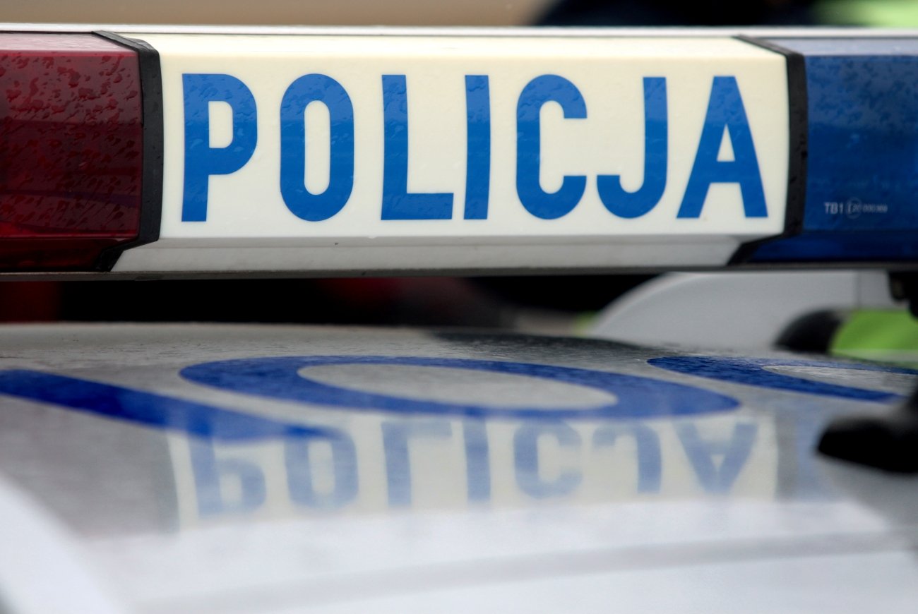 Kierowca rajdowy nie żyje. Uderzył samochodem w drzewo. Zdjęcie ilustracyjne. Radiowóz policyjny.