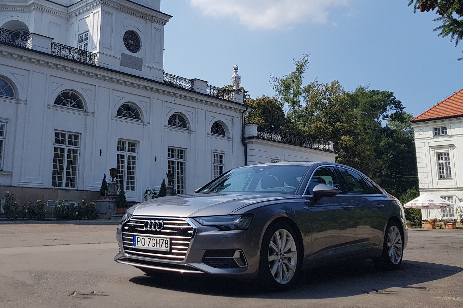 Audi A6 50 TDI częściej będzie pewnie można spotkać w eleganckich miejscach niż pod barem z kebabem. Tym autem po prostu nie wypada jechać byle gdzie.