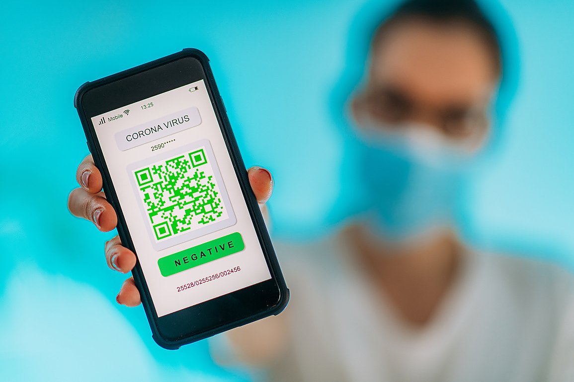 Zaszczepieni na covid-19 dostaną albo tradycyjne, papierowe zaświadczenia, albo specjalne kody QR na urządzenia elektroniczne. Jak ten fakt może zrewolucjonizować nasze życie? Szczepionka na covid-19 — czym są kody QR i jak mają służyć zaszczepionym?