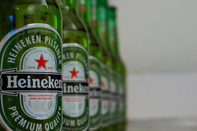 Rosyjska partia komunistyczna apeluje do Putina, by chronił narodowe symbole, w tym czerwoną gwiazdę - którą wykorzystuje m.in. Heineken.