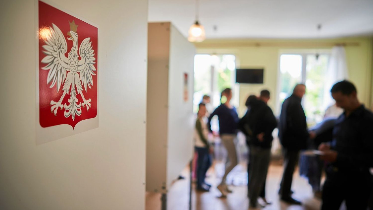 Zamieszanie w lokalu wyborczym. Poszło o ten gadżet. Incydent w warszawskiej komisji wyborczej. Poszło o czerwone korale.