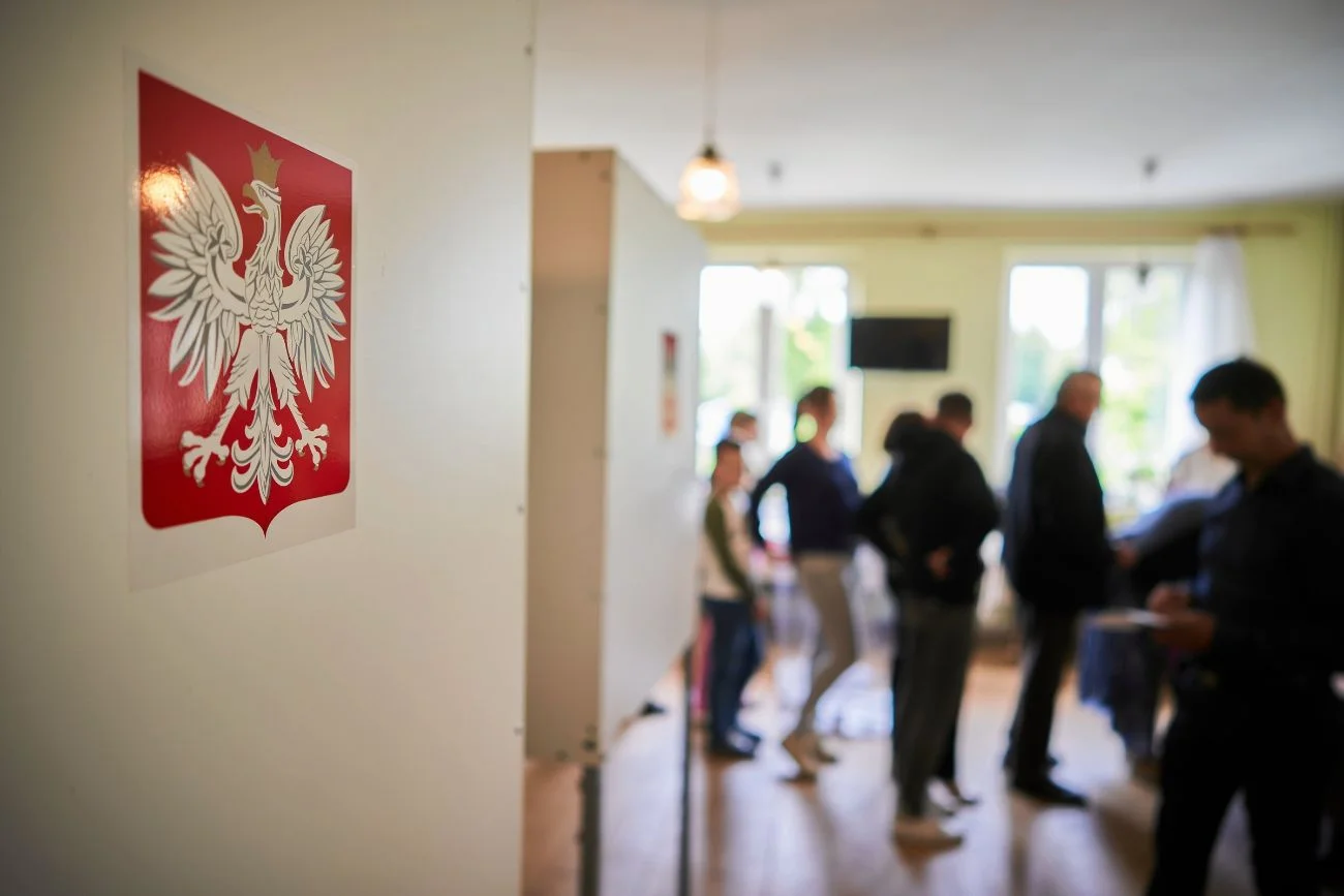 Incydent w warszawskiej komisji wyborczej. Poszło o czerwone korale.