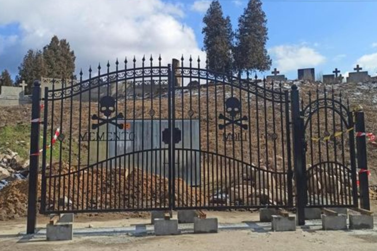 Nowa brama na cmentarzu w Mińsku Mazowieckim.