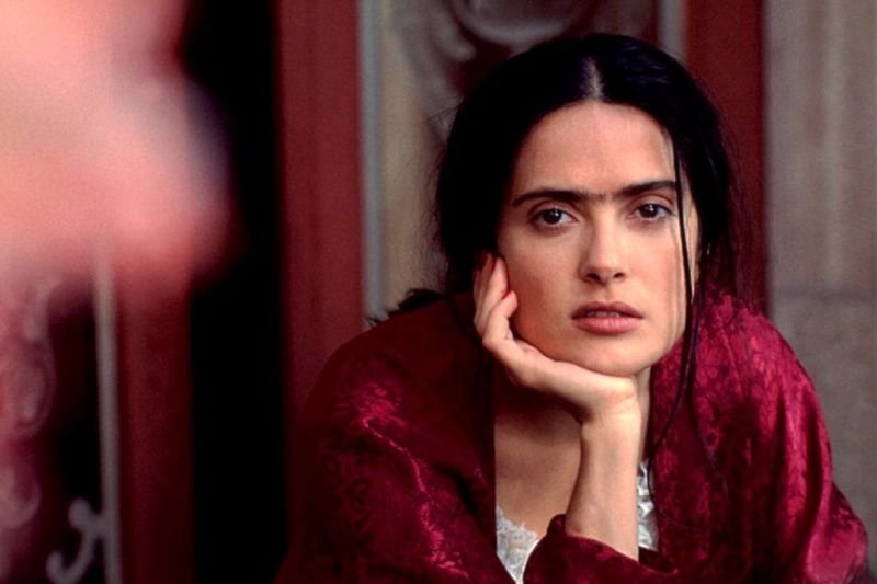 Obsypanemu nagrodami filmowi "Frida" (2002), w którym Salma Hayek wcieliła się w słynną malarkę, towarzyszyła dramatyczna historia przemocy rozgrywającej się za kulisami. Aktora ujawniła, że była molestowana przez producenta Harveya Weinsteina.
