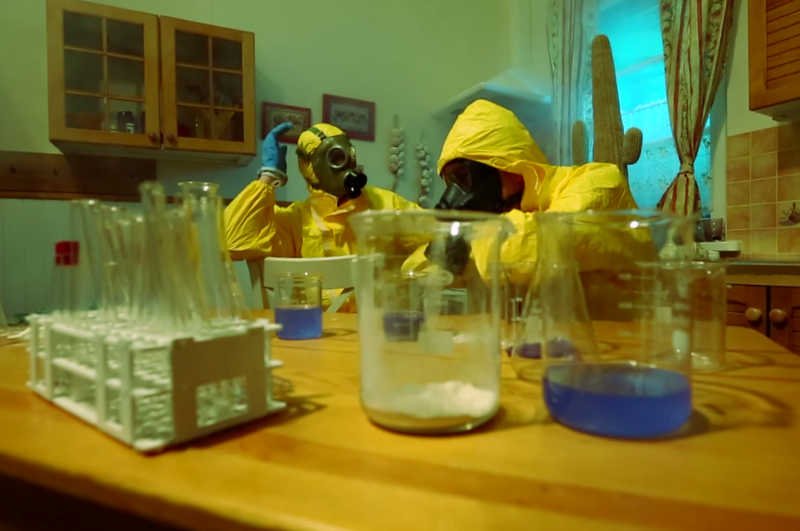 Twórcy "Na Wspólnej" nakręcili reklamówkę stylizowaną na "Breaking Bad".