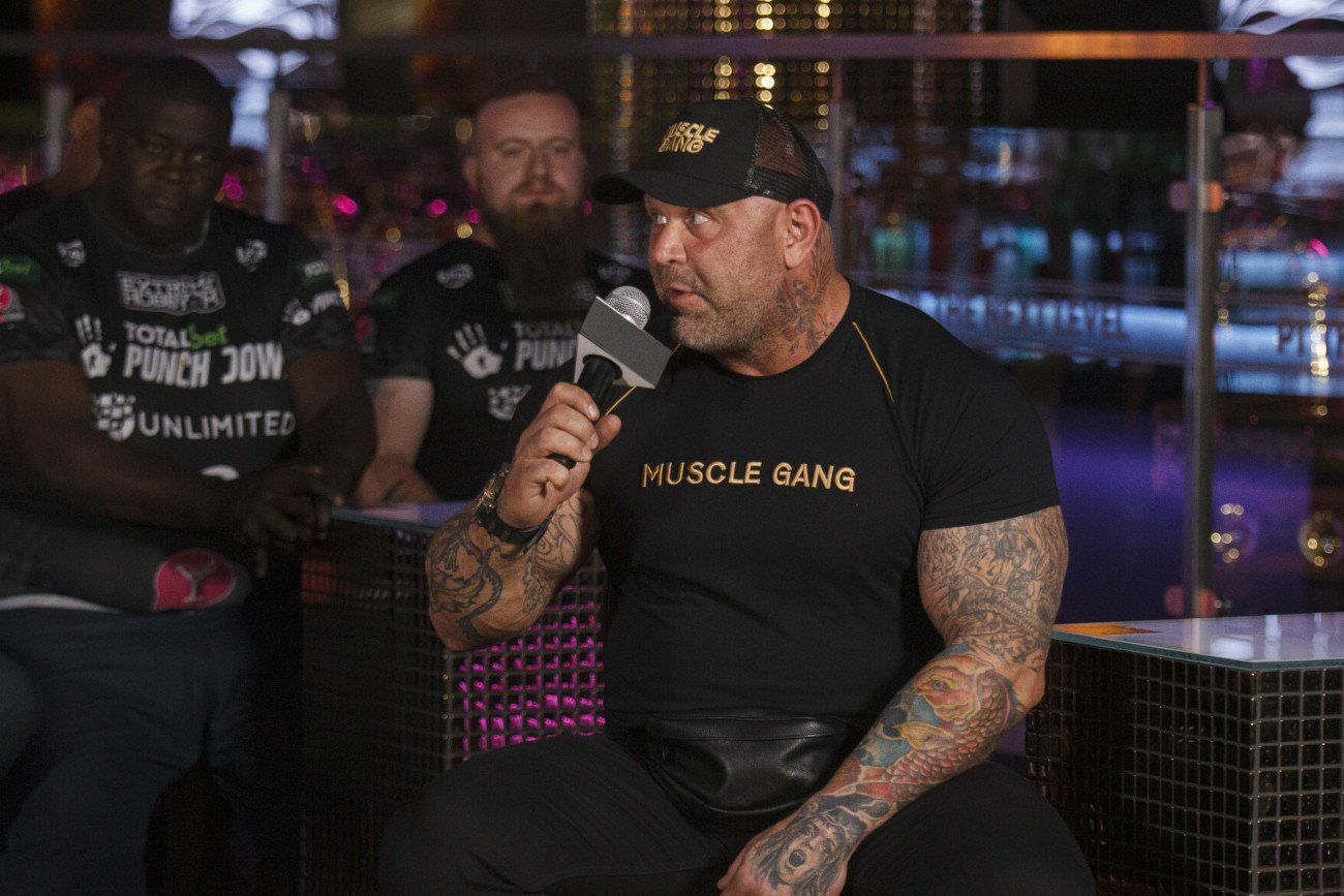 Artur "Waluś" Walczak podczas konferencji przed zawodami PunchDown we Wrocławiu.