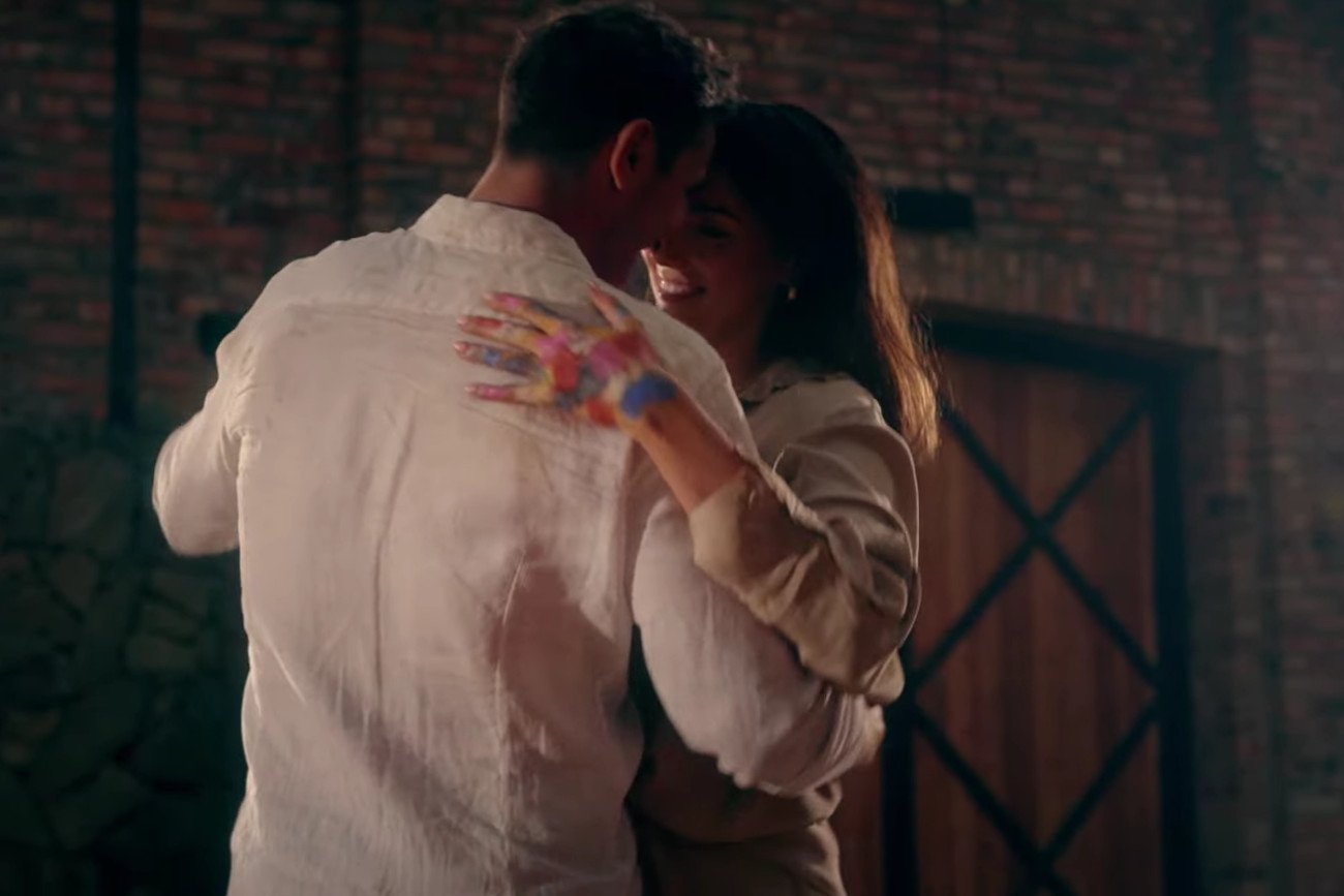 Paulina Krupińska i Sebastian Karpiel-Bułecka w teledysku do piosenki "Szczęście".