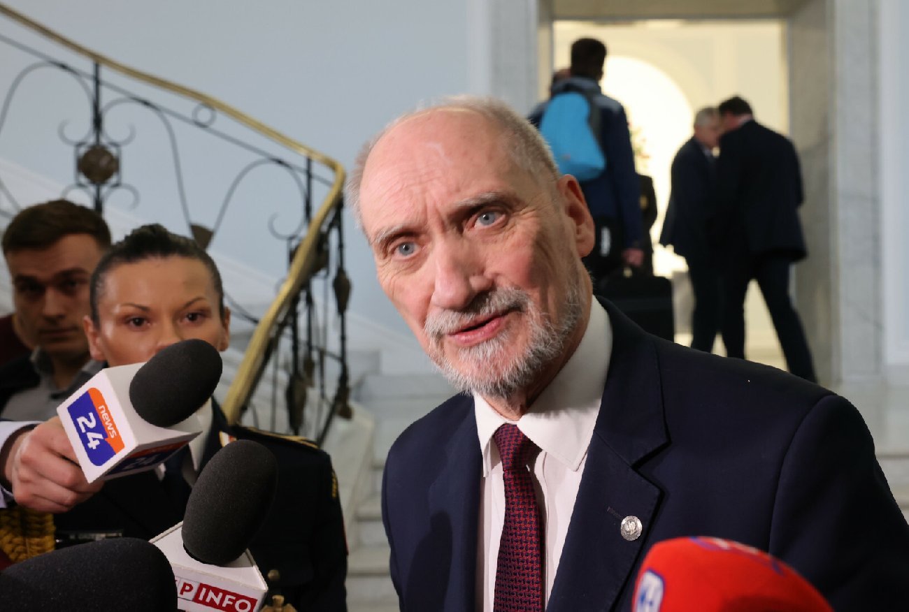 Macierewicz uderza w Sikorskiego. "Broni Putina, a PO to akceptuje"