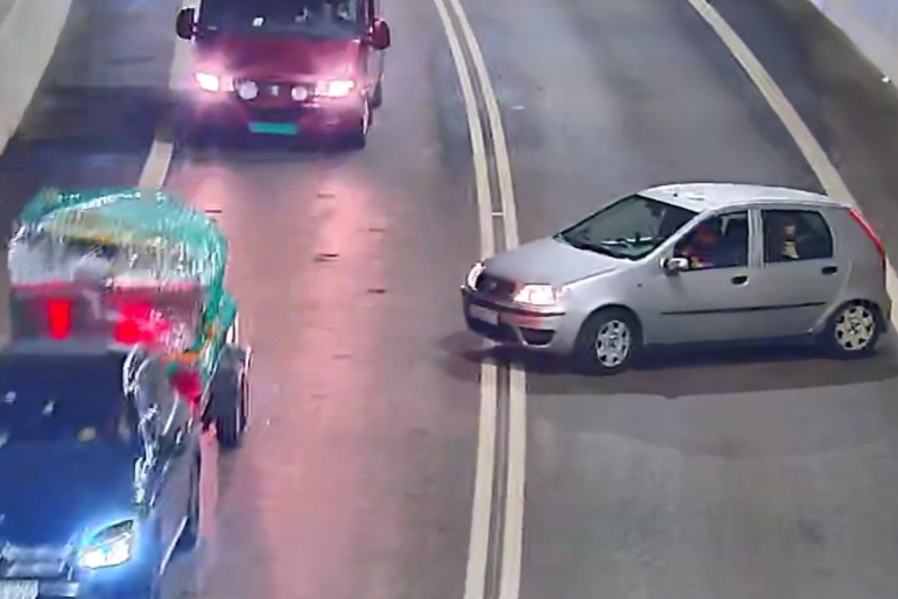 Samochód zawracający w tunelu przy podwójnej linii ciągłej