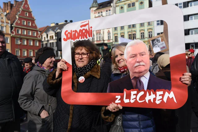 Niedzielny marsz KOD (Wrocław) odbył się pod hasłem "Solidarni z Lechem".