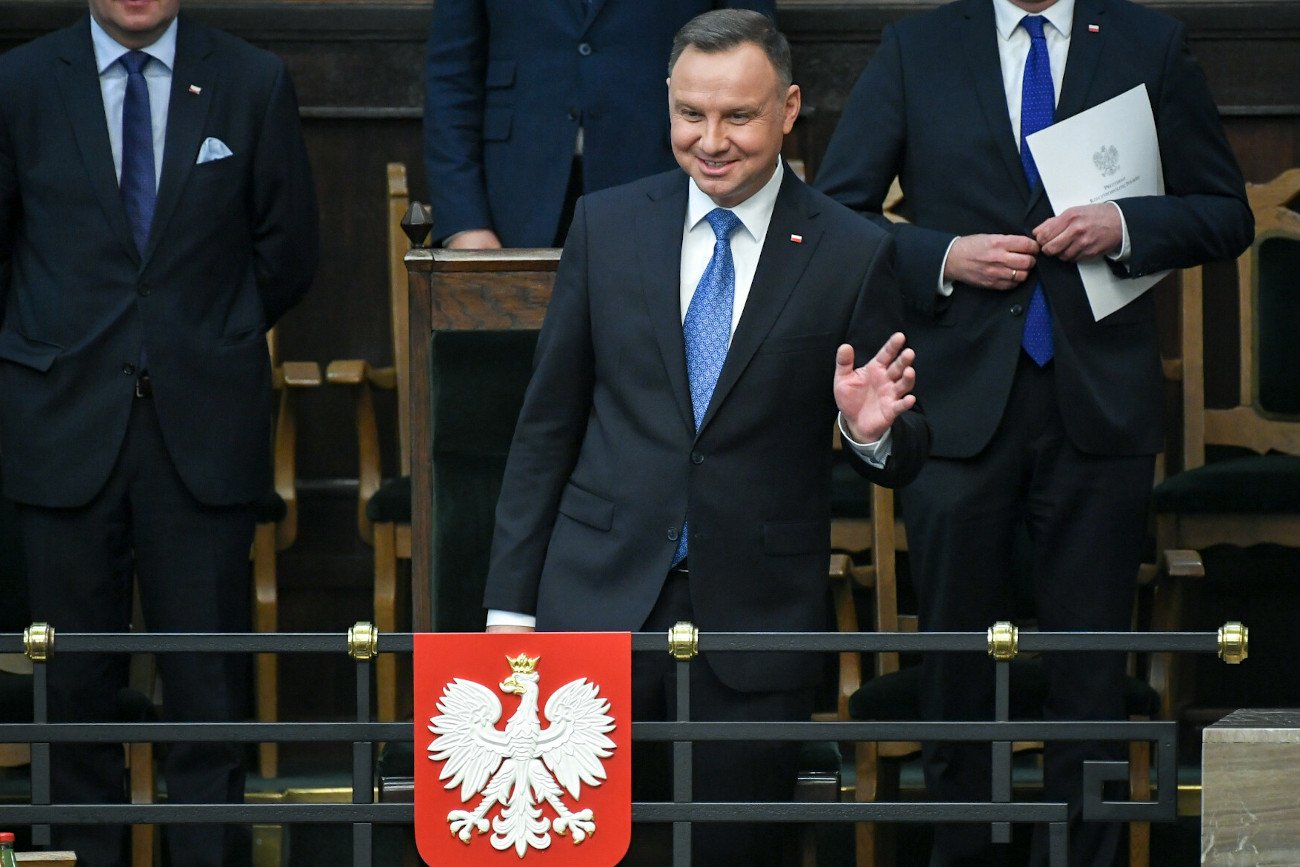 Wiceministrowie mogą zyskać nawet 6000 zł brutto podwyżki, a posłowie blisko 5000 zł brutto, jeśli weszłoby w życie rozporządzenie, które miałby podpisać prezydent Andrzej Duda.