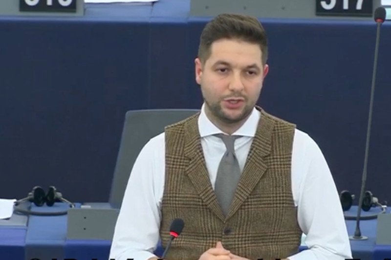 Europoseł Patryk jaki przekonywał w PE, że Polska jest tolerancyjnym krajem.
