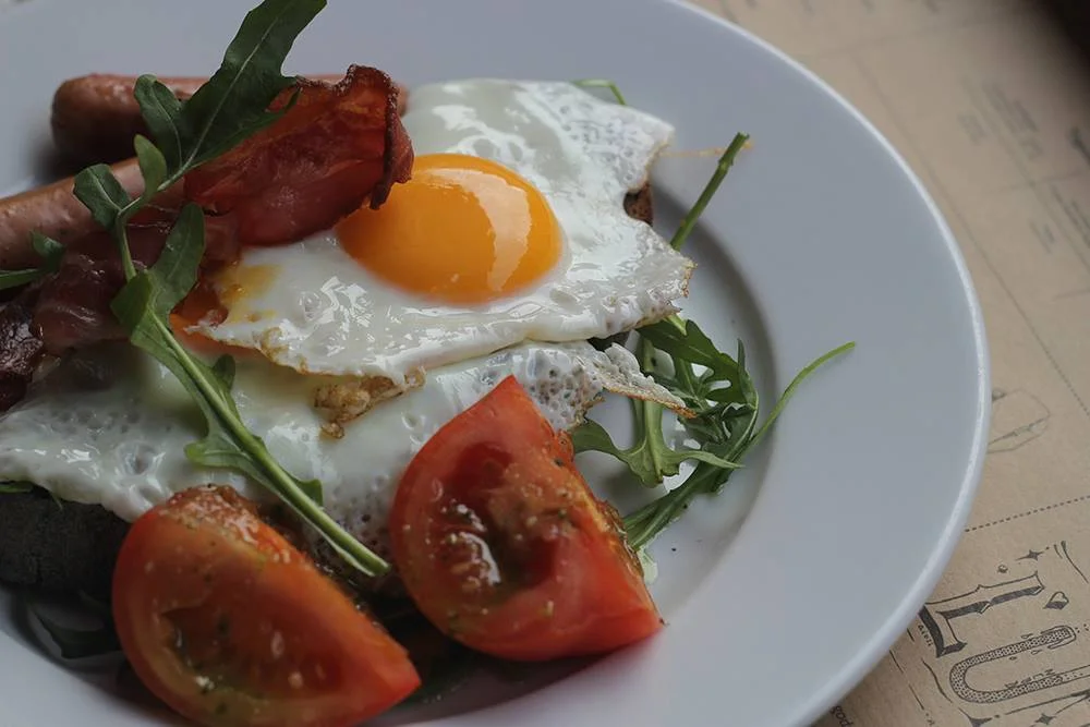 SAUSAGE & EGGS = idealne źródło białka, podawane z ciemnym pieczywem, bekonem i kiełbaskami.