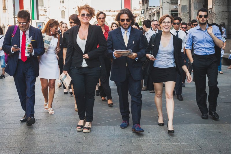 W garniturach Armaniego i z cygarami w dłoniach - białe kołnierzyki wychodzą na ulice. A w Polsce? "Mają za dobrze"