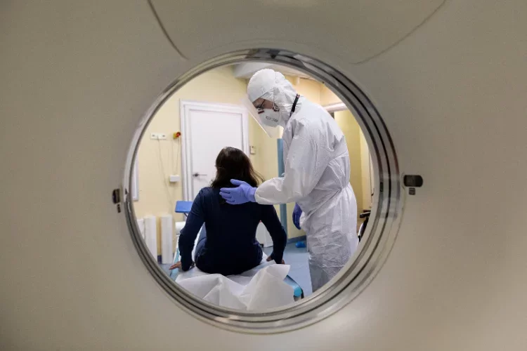 Według badań przeprowadzonych przez portugalskich wirusologów u ponad 40 procent osób wyleczonych z COVID-19 objawy choroby występują ponownie po trzech miesiącach od daty infekcji SARS-CoV-2.