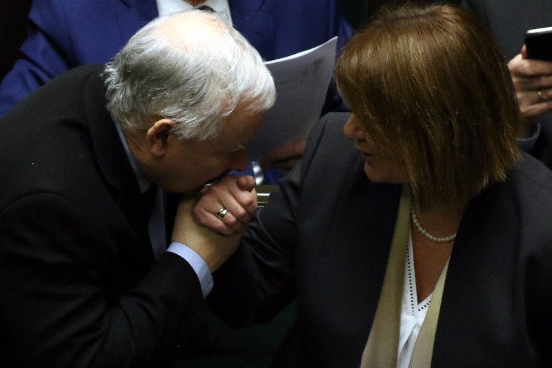 Wicemarszałek Sejmu Beata Mazurek zawsze stoi murem za prezesem PiS-u.