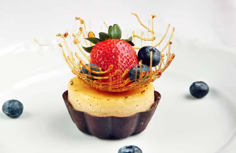 Crème brûlée. W Smakach Warszawy znajdziecie całkiem nową odsłonę słynnego francuskiego deseru. Robi wrażenie.