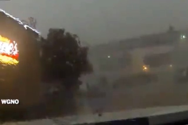 Kadr z nagrania pokazującego spadające z mostu kontenery i wagony