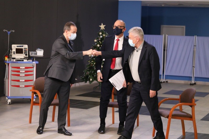 Karczewski i Grodzki przed wspólnym szczepieniem. Karczewski i Grodzki zaszczepili się wspólnie przeciw COVID-19 w szpitalu MSWiA.