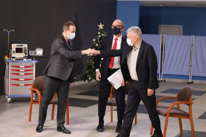 Karczewski i Grodzki zaszczepili się wspólnie przeciw COVID-19 w szpitalu MSWiA.