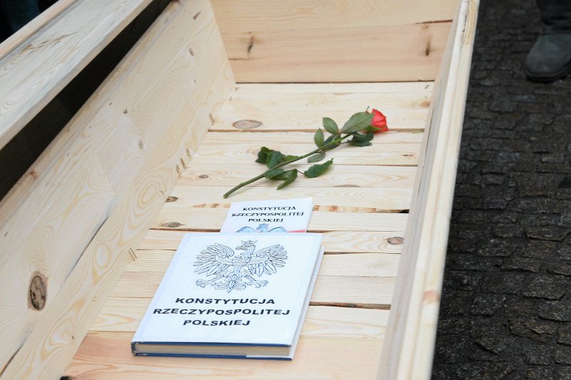 Trybunału może i nie ma, ale i tak wielu obchodzi tylko 500 zł. "Rodzaj transakcji, żeby nie powiedzieć łapówki"