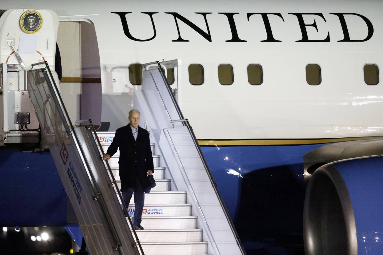 Joe Biden schodzi ze schodów Air Force One