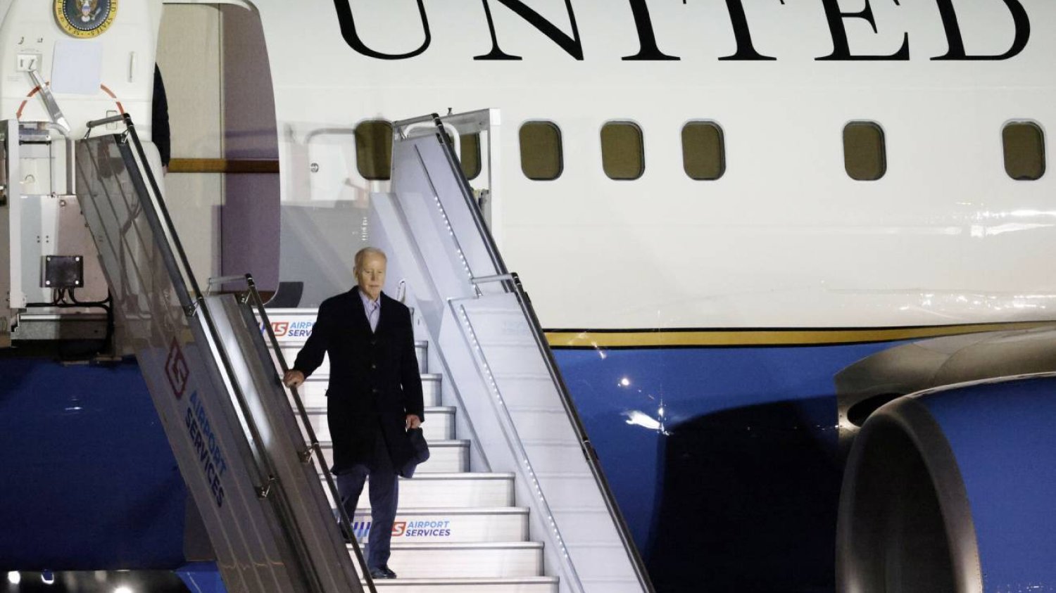 Joe Biden schodzi ze schodów Air Force One