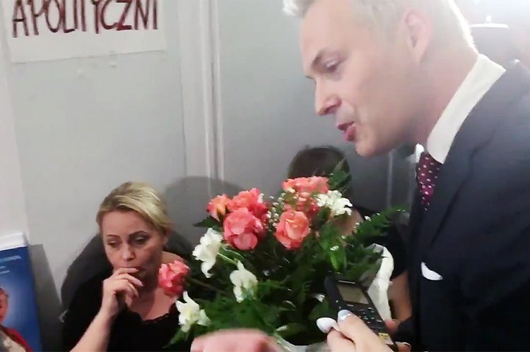 Poseł Jacek Żalek przyszedł z kwiatami i przeprosinami do protestujących w Sejmie.
