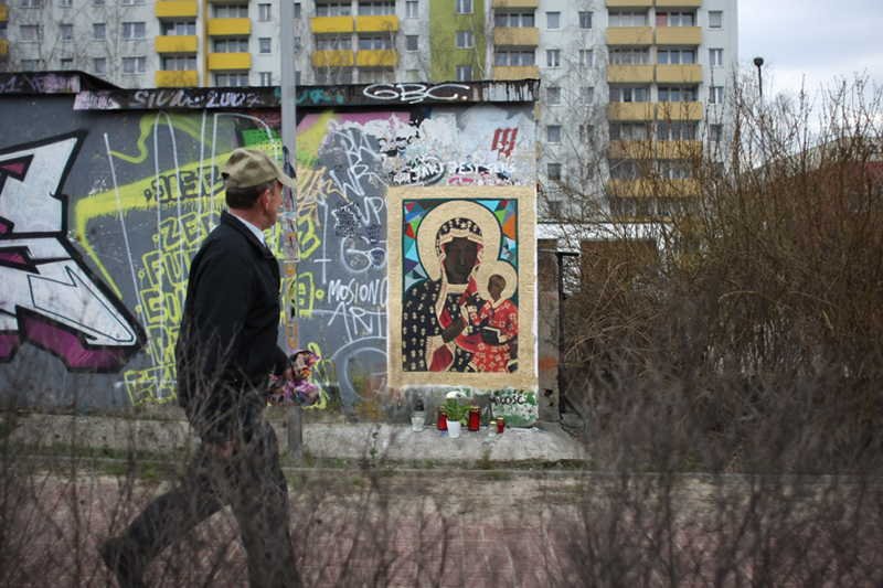 Częstochowski artysta namalował Matkę Boską na ścianie jednego z garaży.